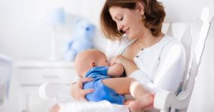 Világszerte évente 820 ezer gyermek halálában játszik szerepet a szoptatás hiánya